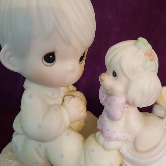 Vintage Precious Moments Porcelain Figurine "The Greatest Gift is a Friend" - Picture 5 of 6